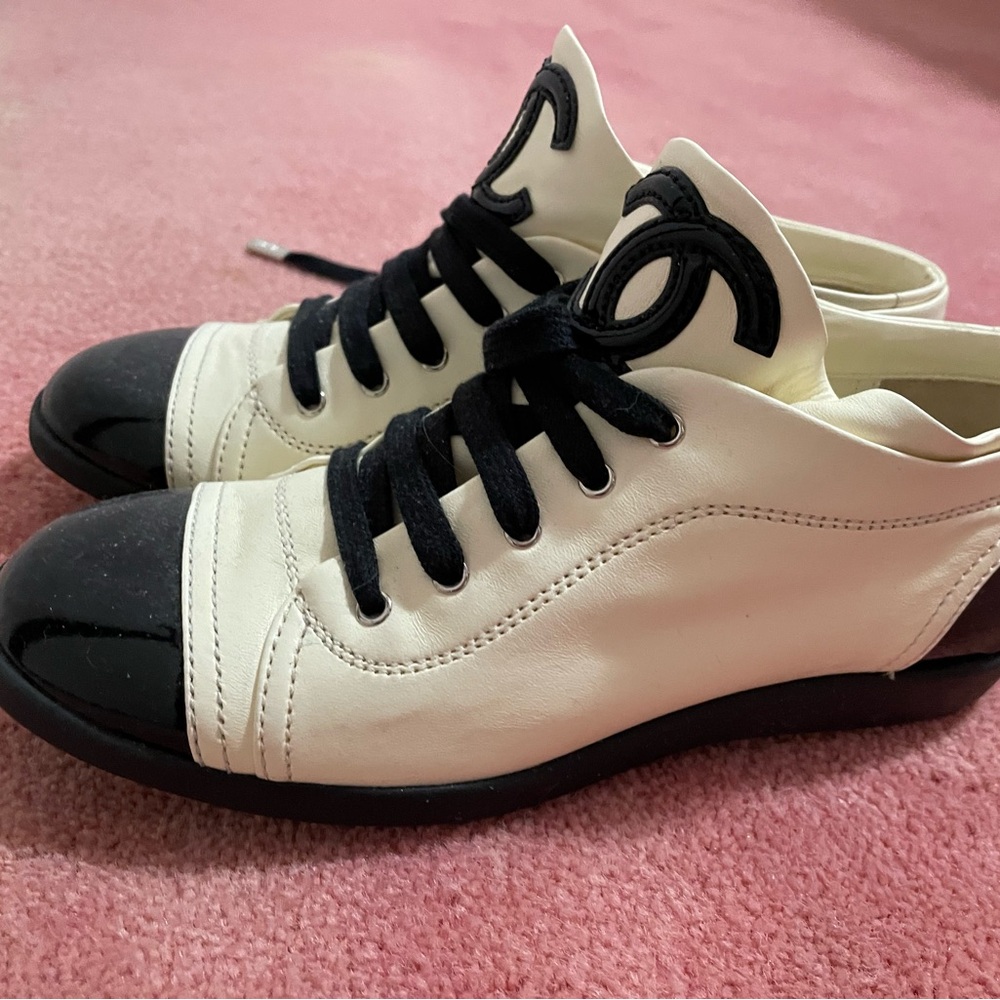 CHANEL Interlocking CC Black and White Leather Sneakers
